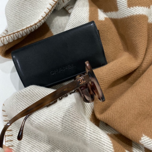 Chanel tortoise brown square sunglasses with crystal logo - Picture 4 of 7
